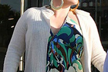 Lisa Marie Presley kiện tờ Daily Mail