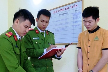 Nhân viên dọn vệ sinh sân golf chuyên trộm tiền của khách