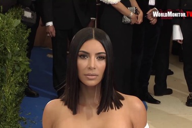 Kim Kardashian khoe ngực đầy đặn