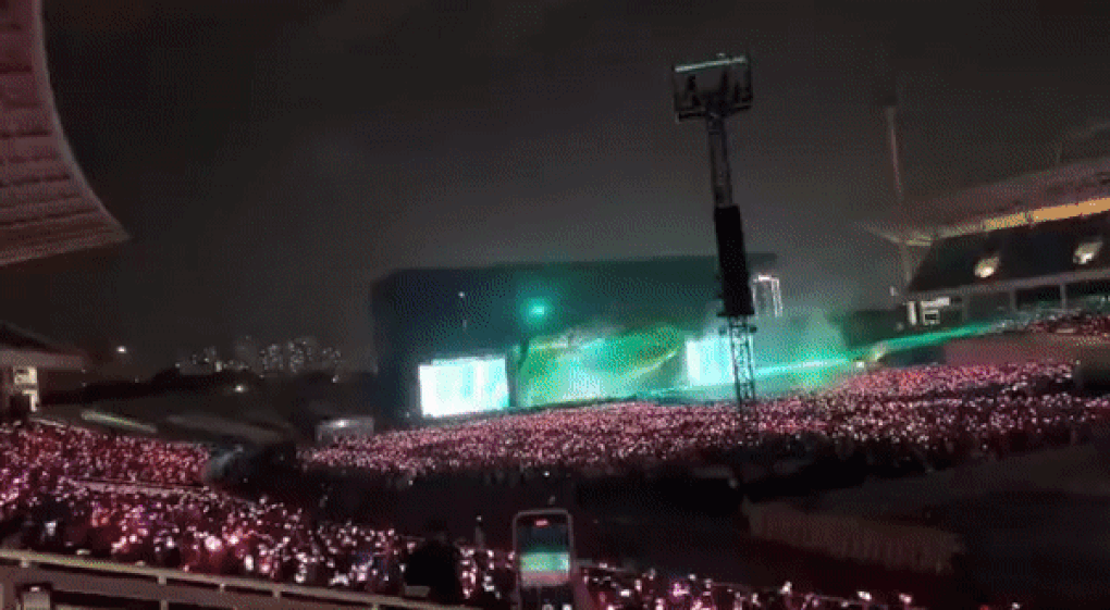 Fan quốc tế trầm trồ màn bắn pháo hoa tại show Blackpink ở Mỹ Đình - 1 Fan quốc tế trầm trồ màn bắn pháo hoa tại show Blackpink ở Mỹ Đình - 1
