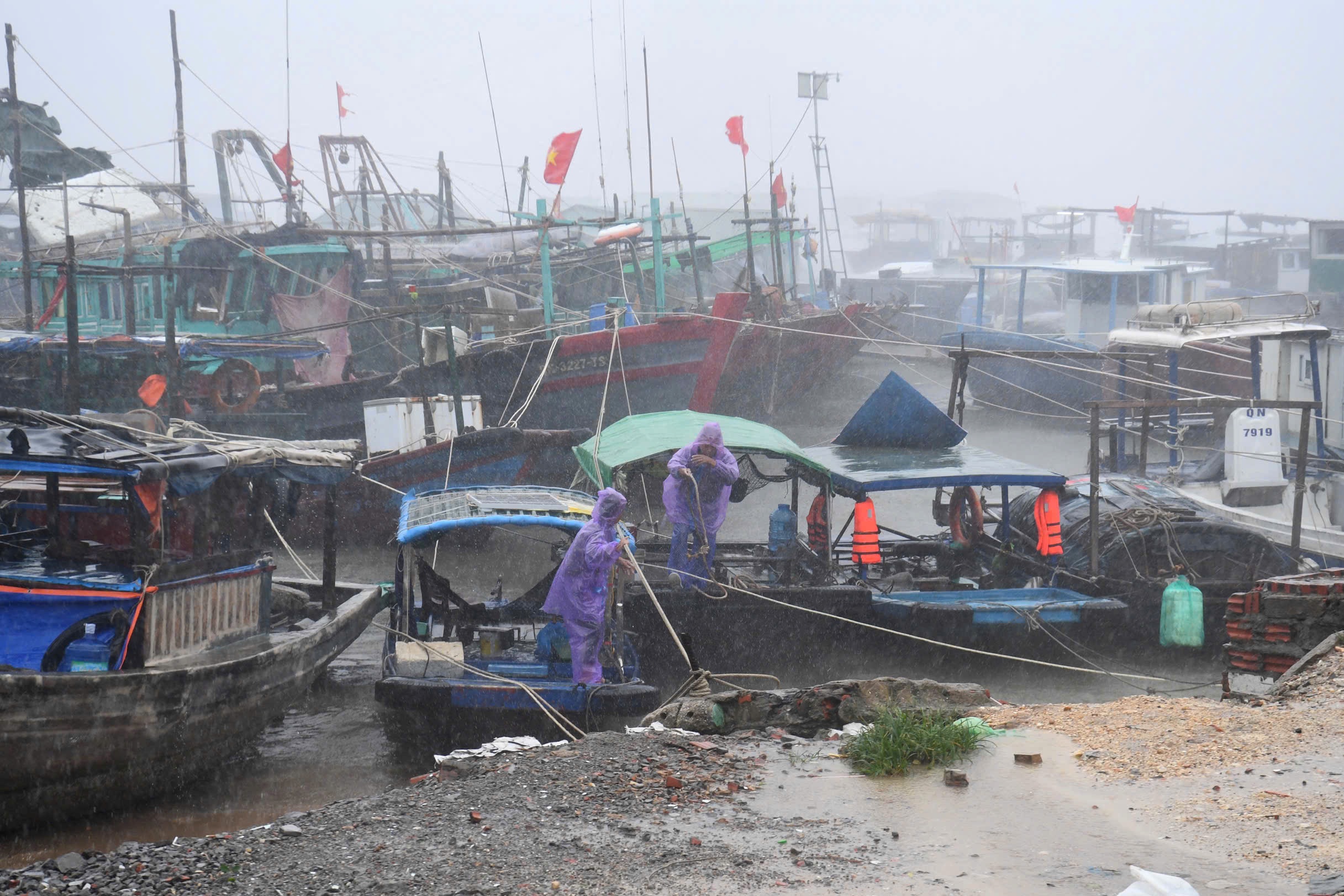 View - Bão Yagi đổ bộ Quảng Ninh: Đường phố ngổn ngang, hàng loạt cột điện gãy đổ | Báo Dân trí