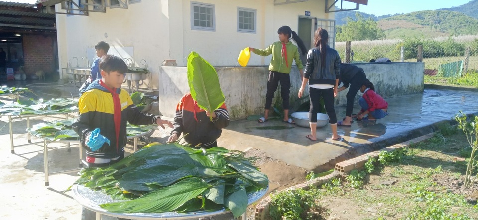 Thầy cô mổ heo, gói bánh cho học sinh vùng cao đón Tết - 4 Thầy cô mổ heo, gói bánh cho học sinh vùng cao đón Tết - 4