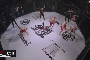 Thể thức đấu võ MMA kỳ lạ ở Ba Lan: 3 đánh 3 thành 3 đánh 1