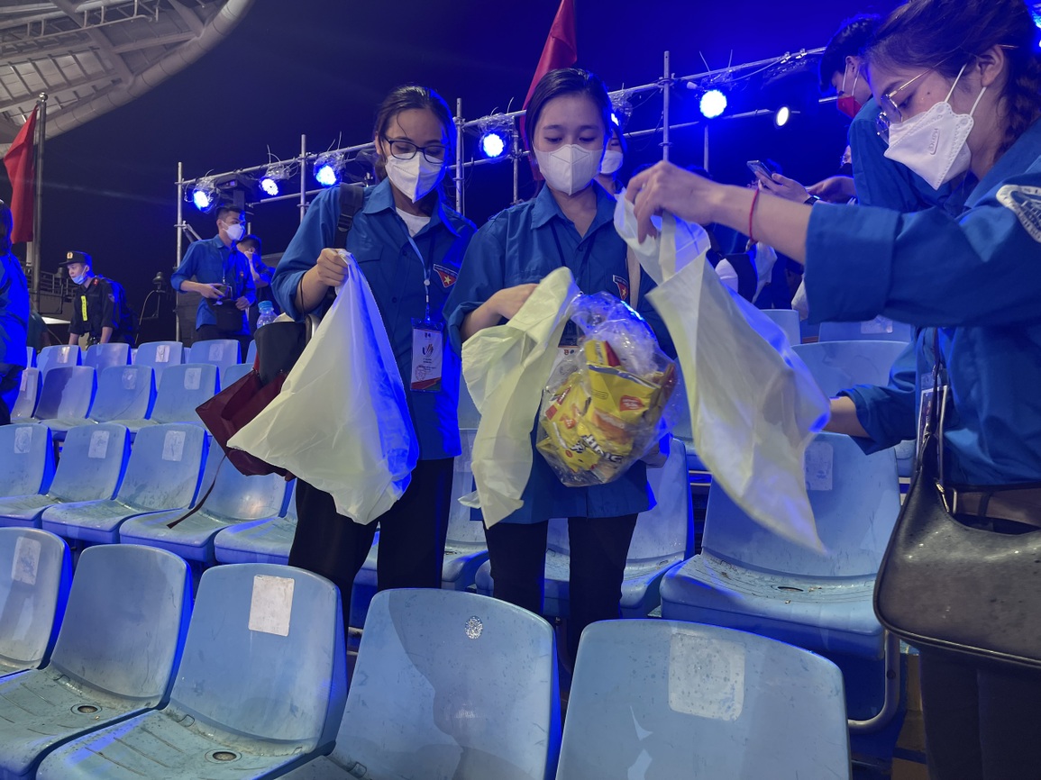 Hình ảnh đẹp sau lễ khai mạc SEA Games: Tình nguyện viên ở lại nhặt rác - 2 Hình ảnh đẹp sau lễ khai mạc SEA Games: Tình nguyện viên ở lại nhặt rác - 2