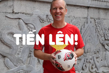 Đại sứ Anh cổ vũ đội tuyển Việt Nam trước trận chung kết AFF