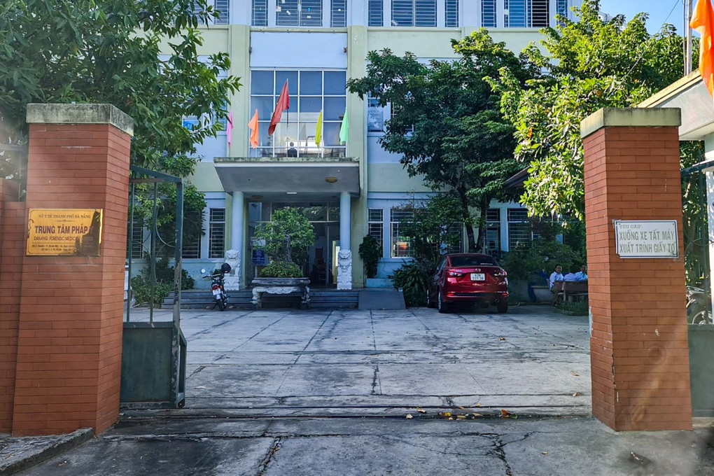 Nhân viên Trung tâm Pháp y Đà Nẵng bị tố cản xe cứu thương - 3 Nhân viên Trung tâm Pháp y Đà Nẵng bị tố cản xe cứu thương - 3