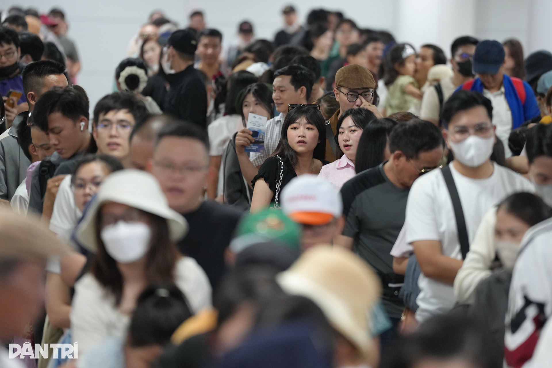 Người dân TPHCM xếp hàng dài đi Metro số 1 trong ngày khánh thành - 2 Người dân TPHCM xếp hàng dài đi Metro số 1 trong ngày khánh thành - 2