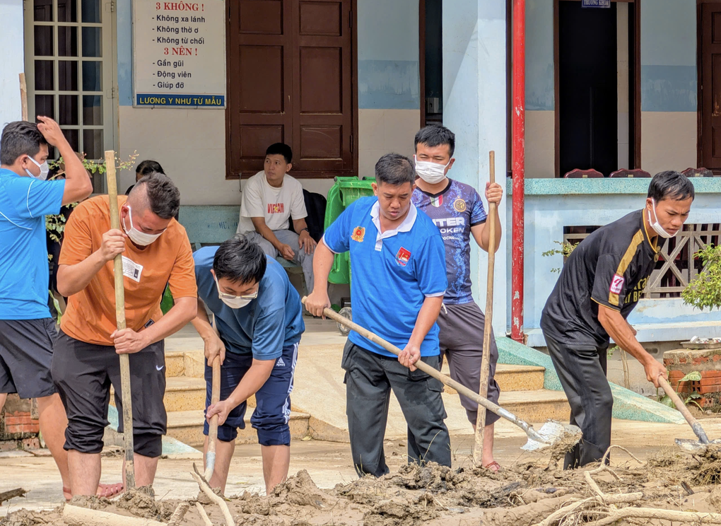 Công an TPHCM tặng quà, hỗ trợ dọn dẹp trường học sau bão lũ - 5 Công an TPHCM tặng quà, hỗ trợ dọn dẹp trường học sau bão lũ - 5