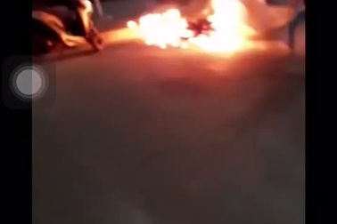 Đèn gió từ trời rơi xuống làm cháy xe máy