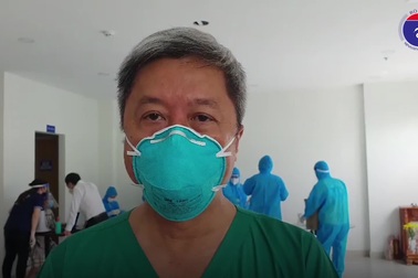 Thứ trưởng Nguyễn Trường Sơn hướng dẫn người dân làm xét nghiệm Covid-19