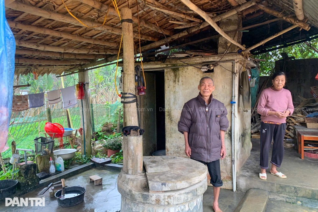 Ông lão 80 tuổi gồng gánh 2 cháu nội trong căn nhà cũ kỹ - 2 Ông lão 80 tuổi gồng gánh 2 cháu nội trong căn nhà cũ kỹ - 2
