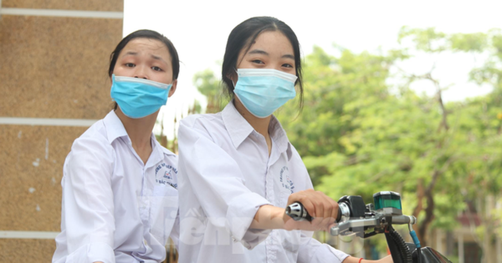 Cảm phục nữ sinh suốt 3 năm chở bạn khuyết tật tới trường - 1 Cảm phục nữ sinh suốt 3 năm chở bạn khuyết tật tới trường - 1