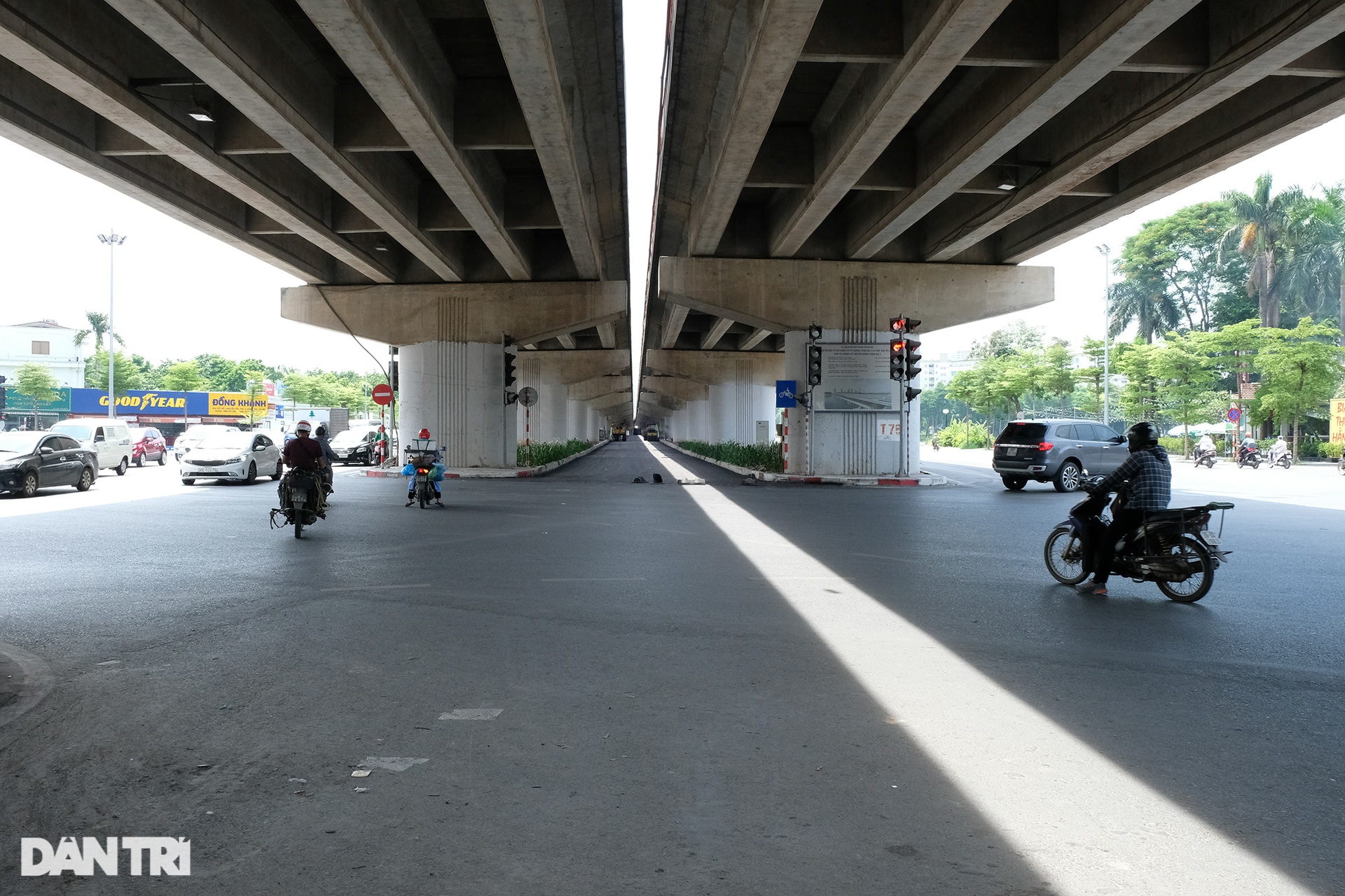 Ngắm cây cầu vòm sắt vượt hồ đầu tiên ở Hà Nội trước ngày thông xe - 9 Ngắm cây cầu vòm sắt vượt hồ đầu tiên ở Hà Nội trước ngày thông xe - 9