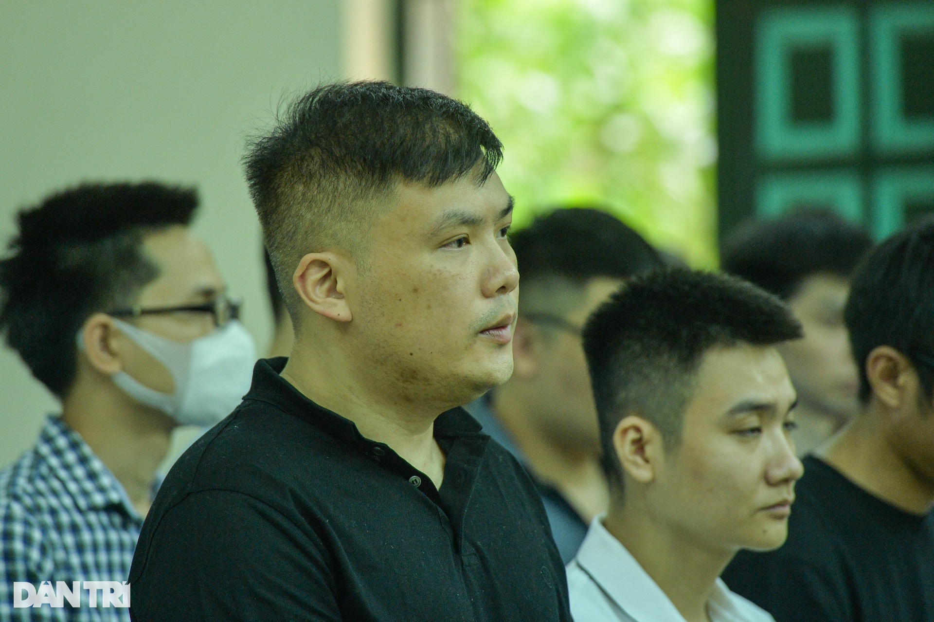 Xử đường dây đánh bạc nghìn tỷ: Người thân bị cáo ôm hàng rào sắt ngóng tin - 4 Xử đường dây đánh bạc nghìn tỷ: Người thân bị cáo ôm hàng rào sắt ngóng tin - 4