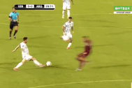 Lĩnh trọn cú triệt hạ kinh hoàng, Messi… suýt gãy chân
