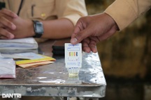 CSGT Hà Nội kiểm tra ma túy hàng loạt tài xế xe khách