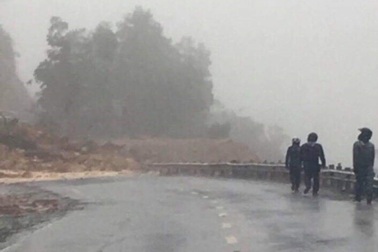 Đèo Khánh Lê sạt lở 2.000m3 đất đá, giao thông tê liệt hoàn toàn