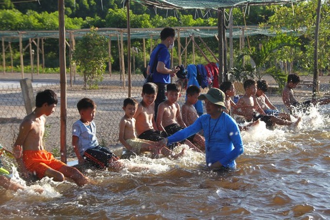Một lớp học bơi của trẻ em Quảng Trị. Ảnh: Nguyễn Hoàng