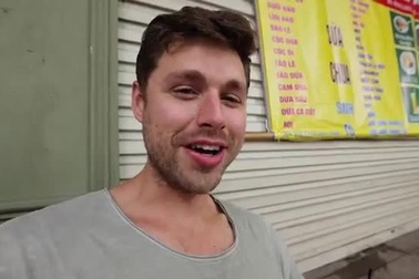 Khách Tây nếm thử món bún đậu mắm tôm của Việt Nam