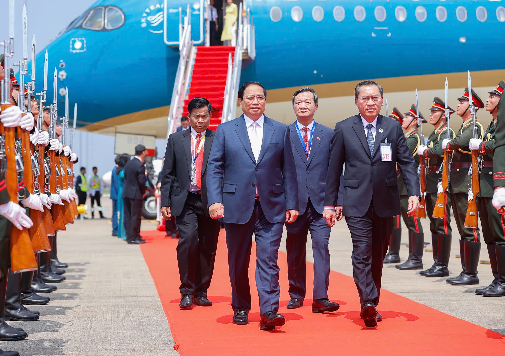 Prime Minister Pham Minh Chinh arrives in Laos to attend ASEAN Summit