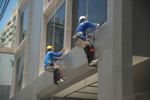 Công nhân lau kính bắt gặp nữ gia chủ ngủ khỏa thân, công ty bị kiện