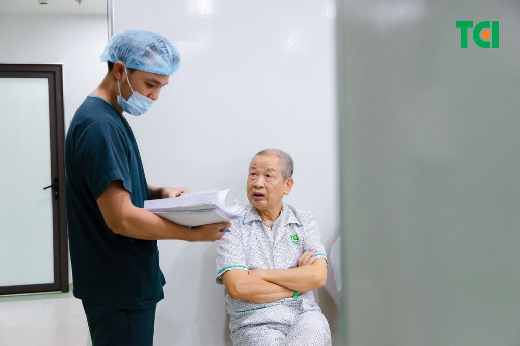 Thắp sáng cho đôi mắt mờ đục tuổi 80 nhờ kỹ thuật Phaco - 1 Thắp sáng cho đôi mắt mờ đục tuổi 80 nhờ kỹ thuật Phaco - 1