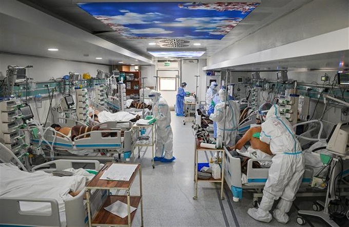 Điều trị cho bệnh nhân nhiễm COVID-19 tại bệnh viện ở Bucharest, Romania. Ảnh: AFP/TTXVN