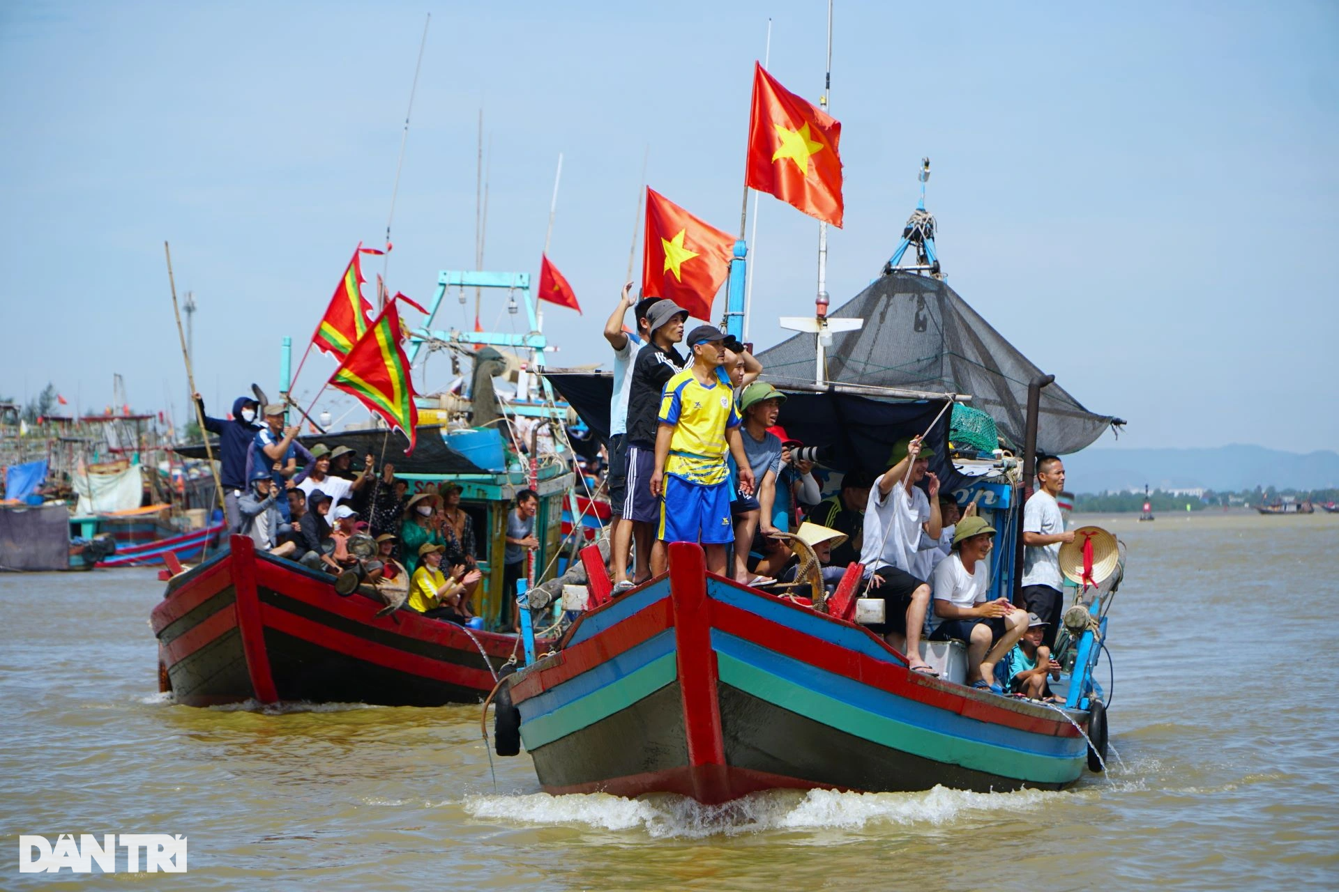 Hàng nghìn người đội nắng gõ xoong, chảo cổ vũ đua thuyền - 7 Hàng nghìn người đội nắng gõ xoong, chảo cổ vũ đua thuyền - 7