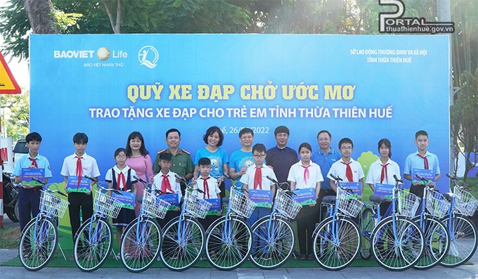 Tặng nhiều suất quà, học bổng dành cho trẻ em có hoàn cảnh khó khăn