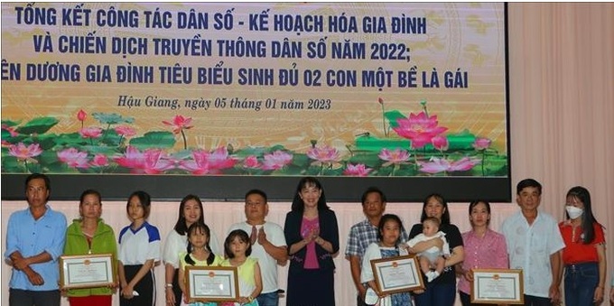 Gia đình tiêu biểu nhận bằng khen của Chủ tịch UBND tỉnh Hậu Giang.