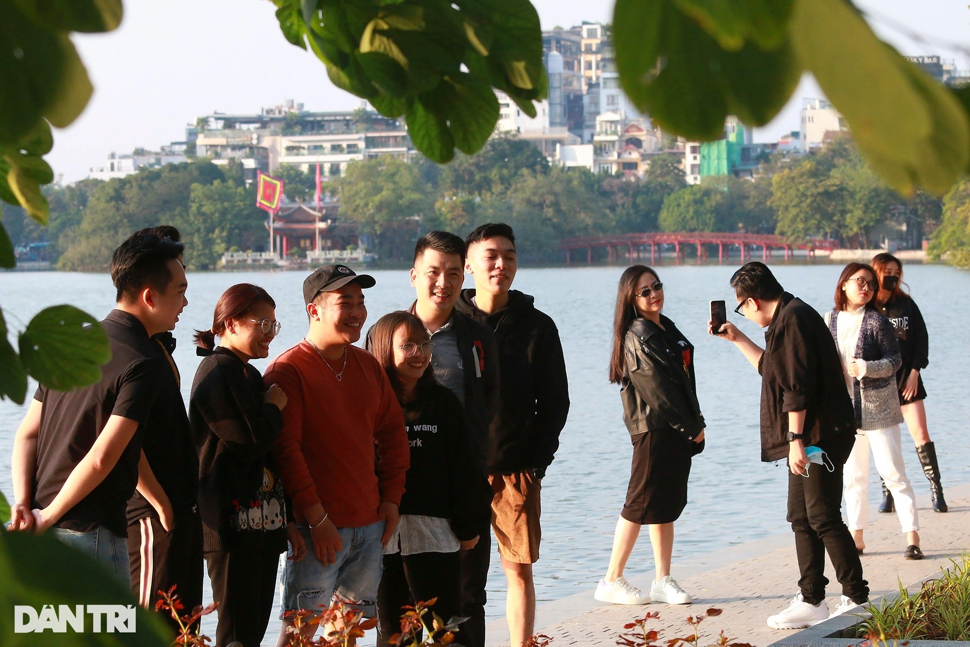 Hồ Gươm đông nghịt người vui chơi, tản bộ trong chiều thu nắng đẹp - 3 Hồ Gươm đông nghịt người vui chơi, tản bộ trong chiều thu nắng đẹp - 3