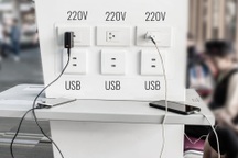 Vì sao không nên sạc pin smartphone ở những nơi công cộng?