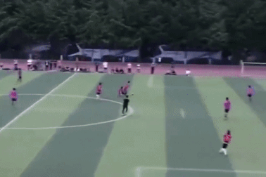 Cầu thủ Trung Quốc hành xử côn đồ khi giẫm lên người, tát vào mặt đối thủ