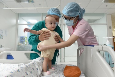 Song Nhi chuẩn bị những bước đi đầu đời sau tách dính