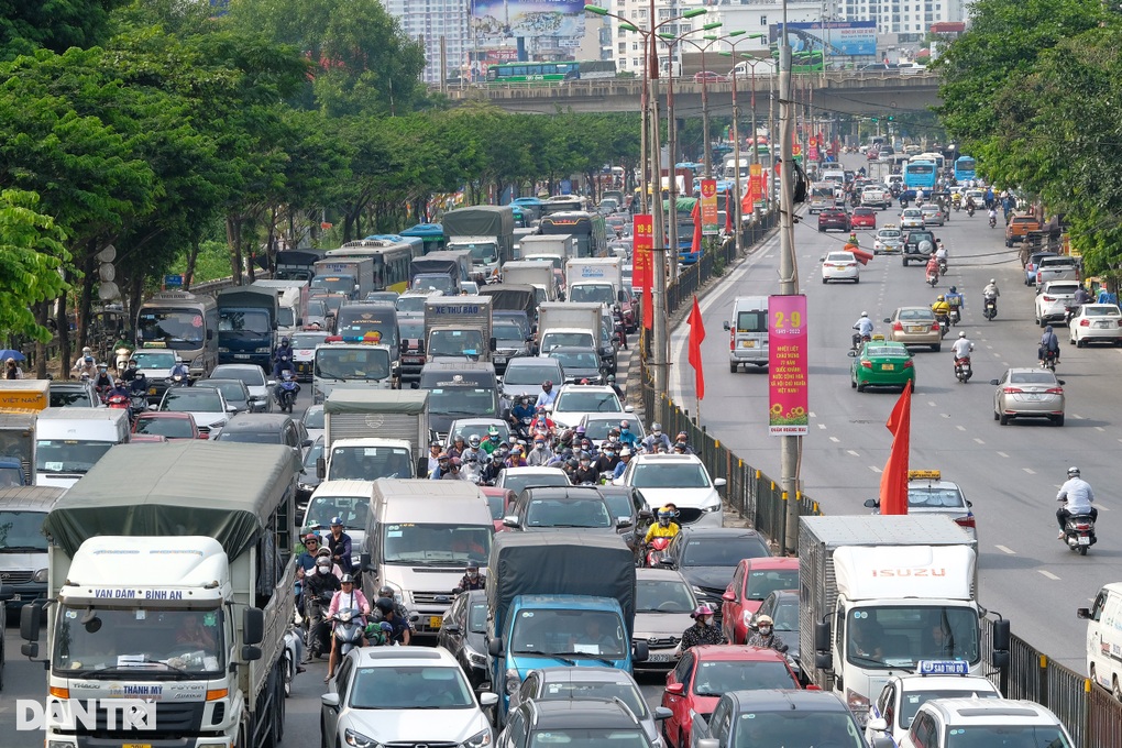 Người dân đổ về quê sớm, cửa ngõ Thủ đô ùn ứ từ trưa - 13 Người dân đổ về quê sớm, cửa ngõ Thủ đô ùn ứ từ trưa - 13
