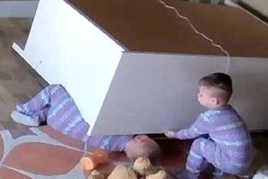 Bé trai 2 tuổi cứu anh em song sinh bị tủ đè