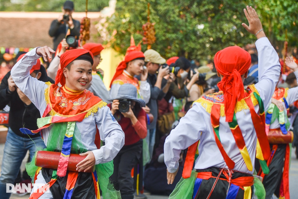 Những chàng trai Hà Nội mỗi năm giả gái một lần, múa điệu lẳng lơ - 6 Những chàng trai Hà Nội mỗi năm giả gái một lần, múa điệu lẳng lơ - 6