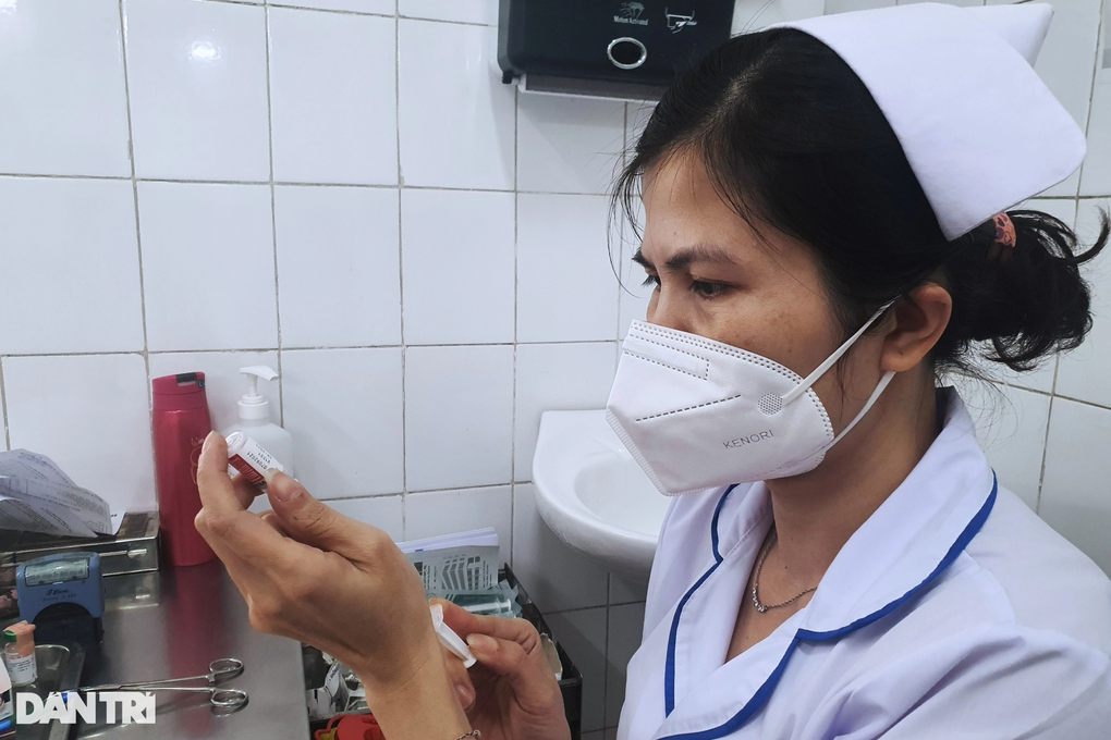 Không còn vaccine gì ở nhiều tỉnh, người dân phải tự bỏ tiền tiêm dịch vụ - 1 Không còn vaccine gì ở nhiều tỉnh, người dân phải tự bỏ tiền tiêm dịch vụ - 1
