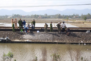 Một phụ nữ bị tàu cán chết thương tâm khi đi mua sơn