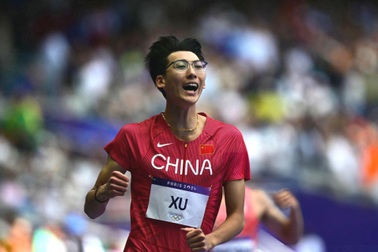 VĐV đeo kính như mọt sách, chạy nhanh như cơn gió ở Olympic