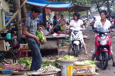 Chợ hoạt động, rau xanh, đồ tươi sống đắt hàng