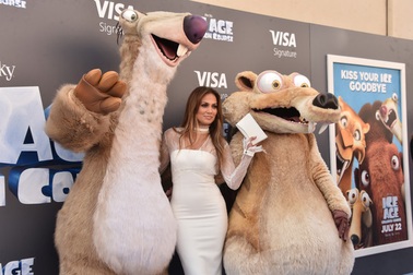 Jennifer Lopez trẻ ngỡ ngàng ở tuổi 47