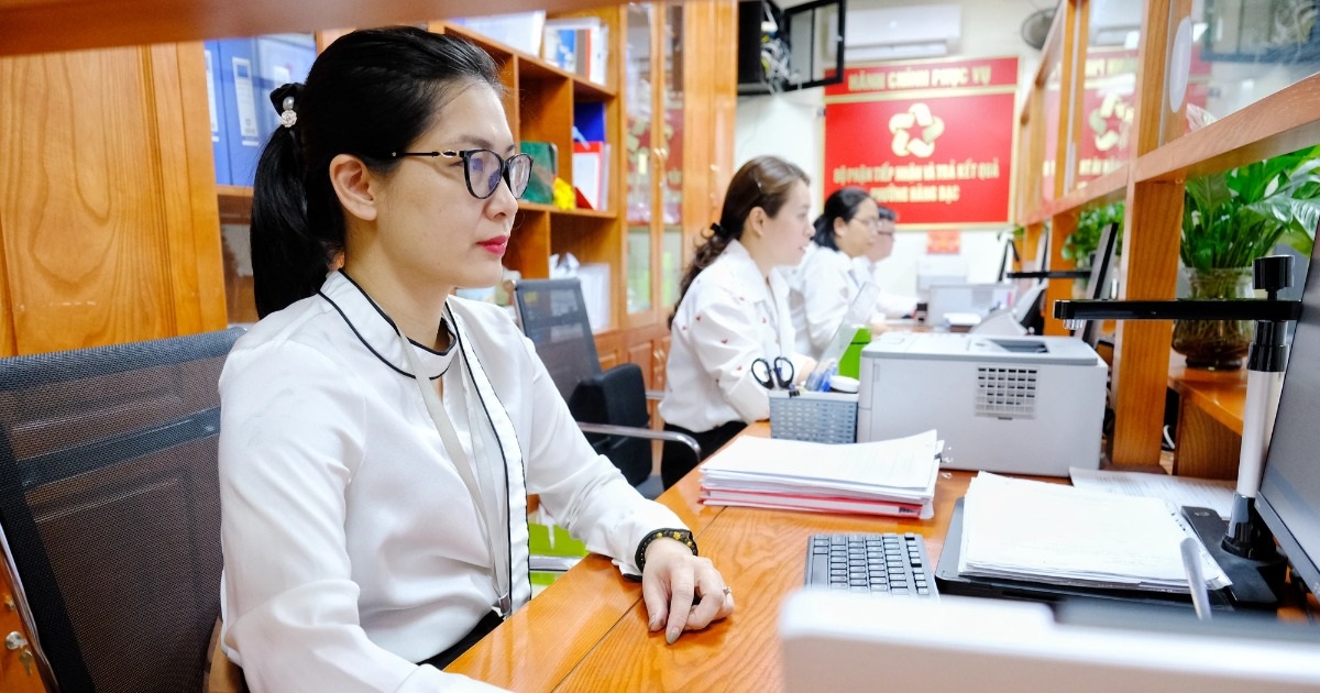 Cán bộ không nhất thiết “đúng giờ vào cơ quan, hết giờ xách cặp về”
