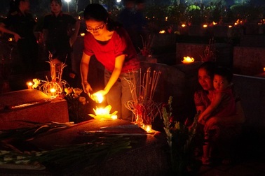 Những người vợ liệt sĩ "hóa đá" ở nghĩa trang