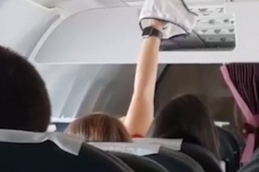 Nữ hành khách thản nhiên hong khô quần lót trên máy bay