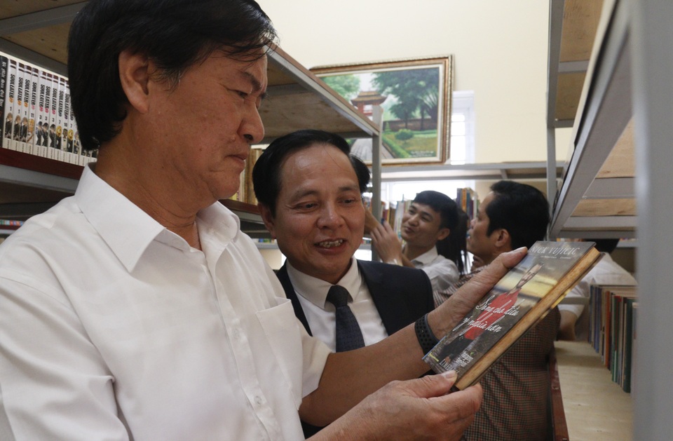 PGS.TS Nguyễn Quang Liệu ủng hộ quỹ khuyến học, sách cho quê hương - 3 PGS.TS Nguyễn Quang Liệu ủng hộ quỹ khuyến học, sách cho quê hương - 3