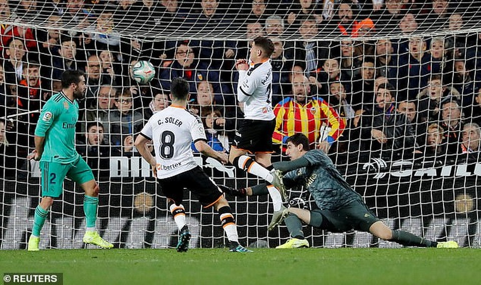 Hòa may mắn Valencia, Real Madrid lỡ cơ hội soán ngôi Barcelona - 4 Hòa may mắn Valencia, Real Madrid lỡ cơ hội soán ngôi Barcelona - 4