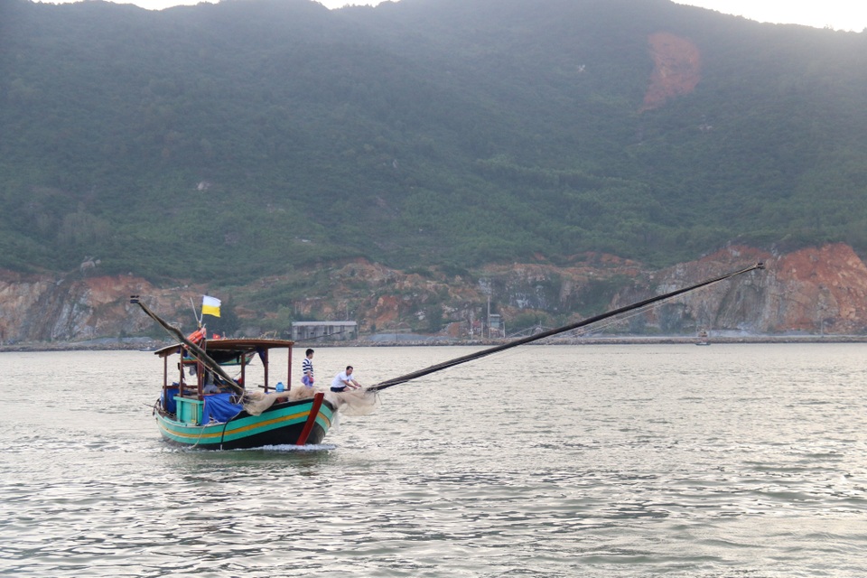 Hối hả nơi cảng Cửa Sót tháng cuối năm - 1 Hối hả nơi cảng Cửa Sót tháng cuối năm - 1