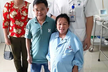 Niềm vui vỡ òa trước cửa phòng sinh của cặp vợ chồng "tí hon" ở Phú Thọ