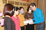 Công đoàn Giáo dục Việt Nam trao quà hỗ trợ đến các giáo viên Nghệ An